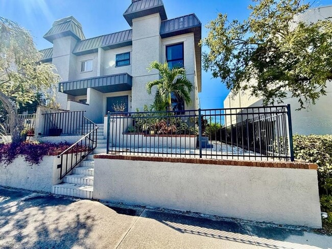 Building Photo - 162 E Davis Blvd