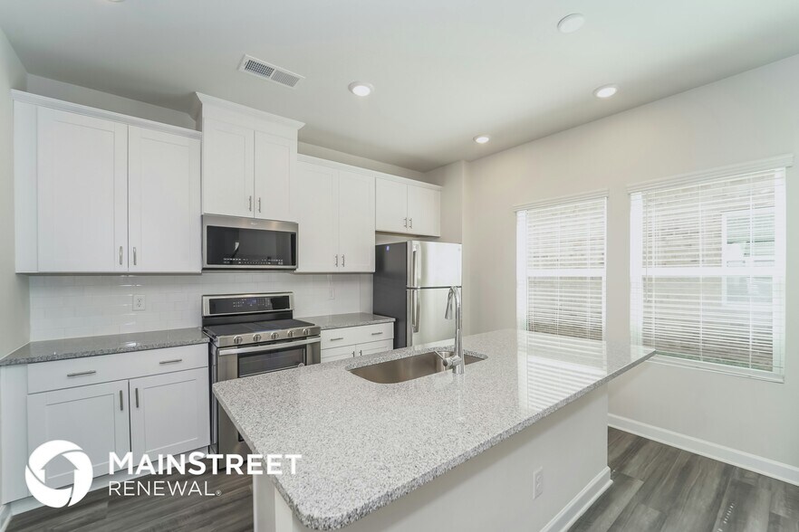 Building Photo - 3312 Lisburn St