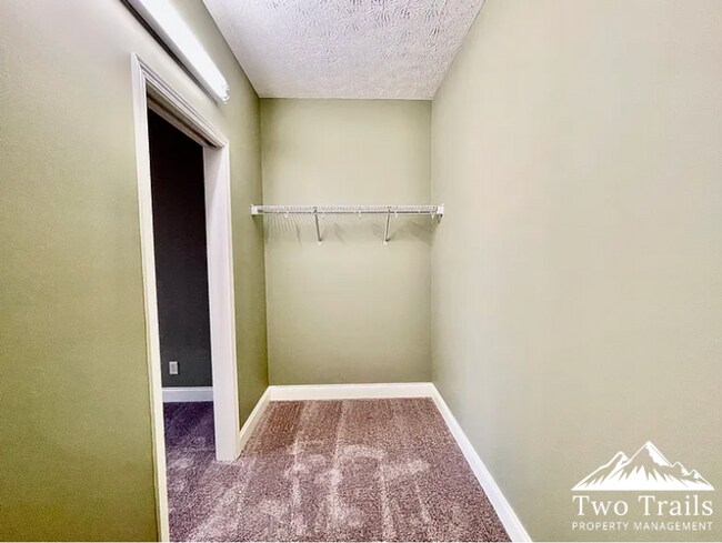 Building Photo - LUXURY MOUNTAIN LIVING IN GATED COMMUNITY