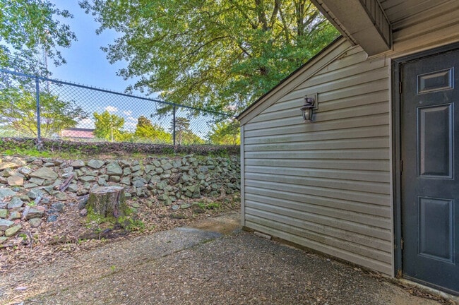 Building Photo - 619 S Cedar St
