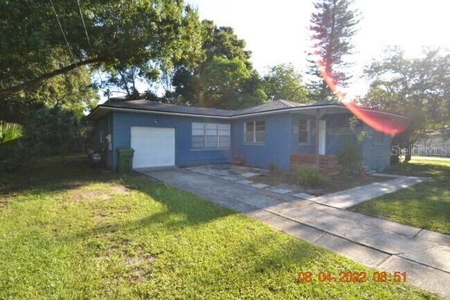 Building Photo - 2801 Sanders Dr