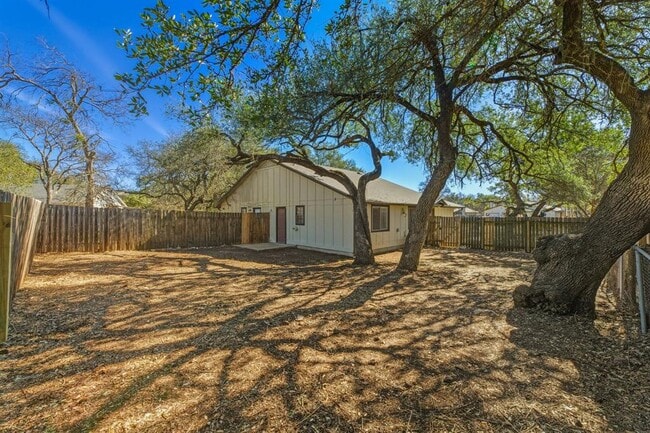 Building Photo - 8904 Pineridge Dr