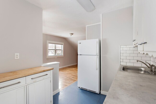 Building Photo - 703 10th St