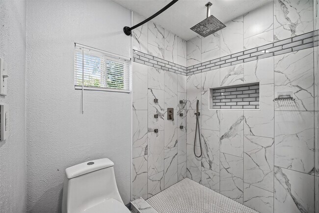 Building Photo - 10911 Pecan Dr