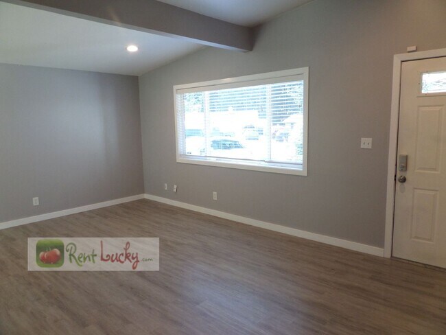 Building Photo - Adorable 3-Bedroom Home w/Large Fenced Yar...