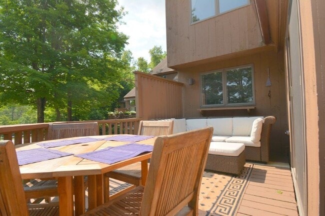 Building Photo - 3 Lakeview Pl