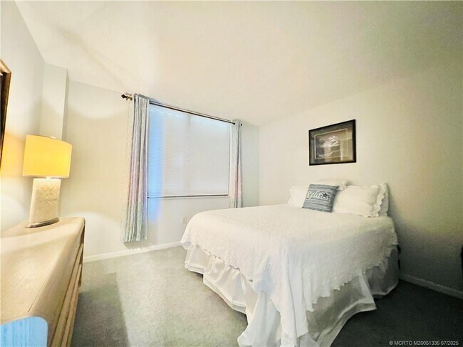 Building Photo - 10680 S Ocean Dr