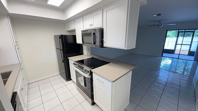 Building Photo - Newly renovated 2 bedroom Townhouse for Re...