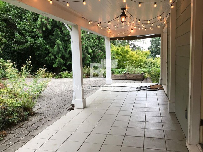 Building Photo - Portland Heights- Beautiful Home loaded with Character & Charm-Updated Kitchen- Spacious Yard