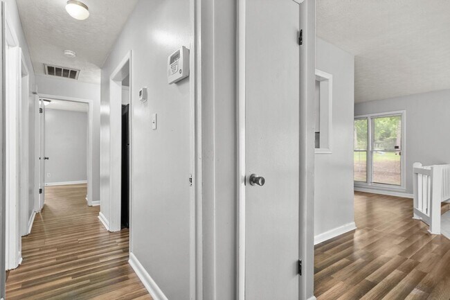 Building Photo - 920 Inglewood Ln