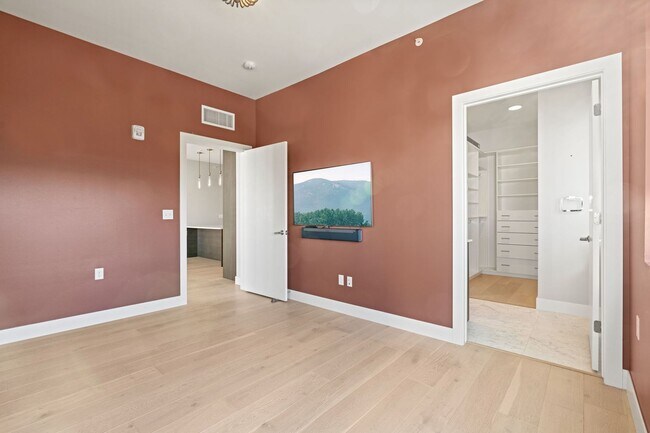 Building Photo - Beautiful 2 Bedroom 2 Bath Condo in the Heart of Rino District!