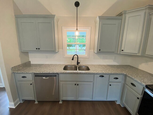 Building Photo - 4 bedrooms, 2 baths in Hahira/North Lowndes County. Fenced in Backyard! LVP THROUGHOUT!