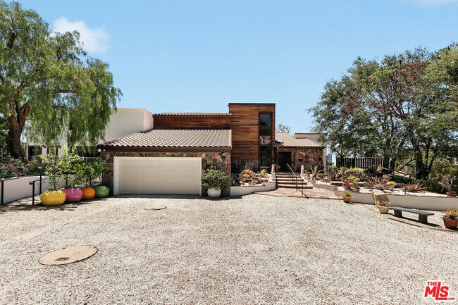 Building Photo - 231 Loma Metisse Rd