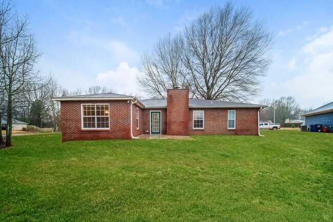 Building Photo - 113 Champions Green Dr