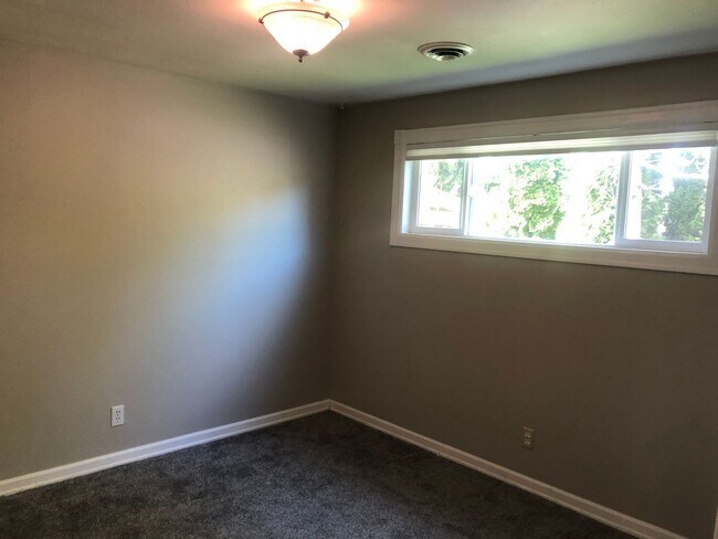 Building Photo - Darling 3 bedroom bungalow in Ferry St Bridge neighborhood!  MOVE IN SPECIAL!