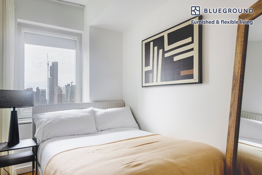 Building Photo - 70 W 45th St