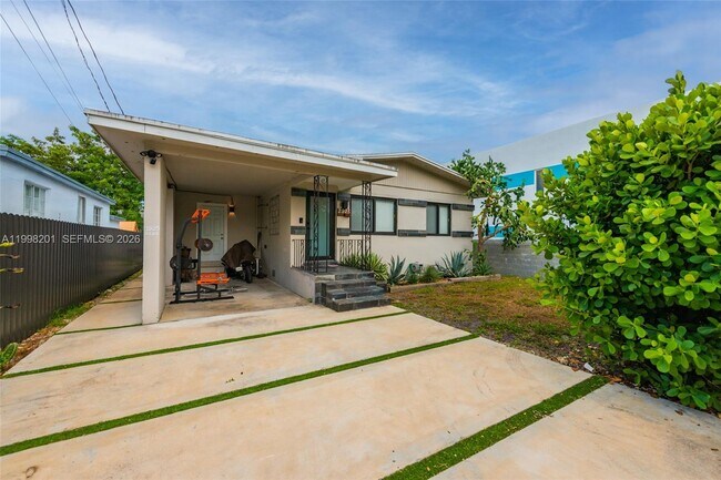 Building Photo - 2925 NW 11th Ave