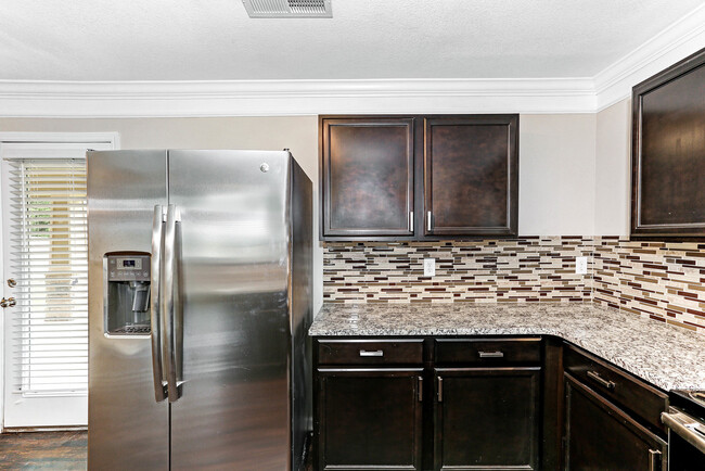 Building Photo - Large Updated 3 Bed / 2.5 Bath Home