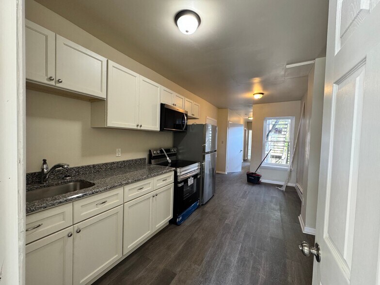 Building Photo - 1105 W 4th St