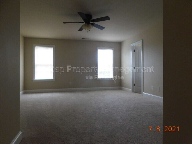 Building Photo - 8030 Upper Lake Dr