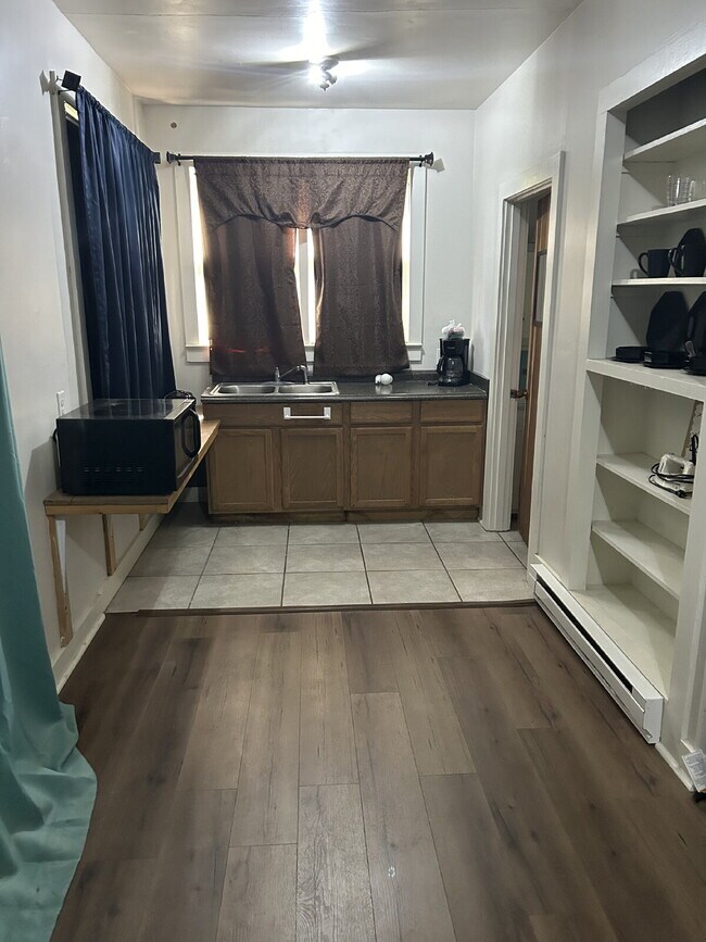 Building Photo - "Charming 450 sq ft Studio Retreat in Jone...