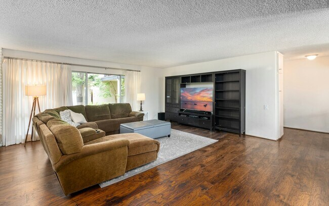Building Photo - 3205 Merrill Dr