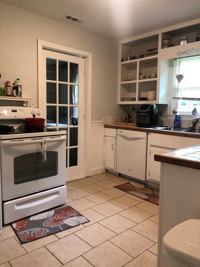 Building Photo - 2/1, Charming home with Flexible move-in