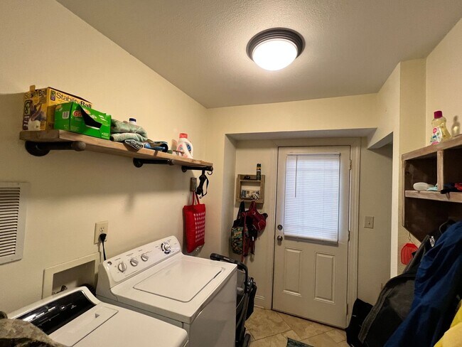 Building Photo - Spacious home with large yard & Detached G...