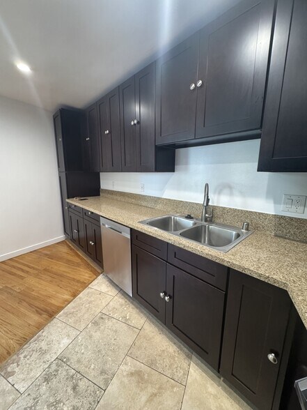 Kitchen - 855 Moraga Dr
