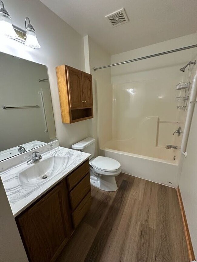 Building Photo - Ellis Avenue Duplex