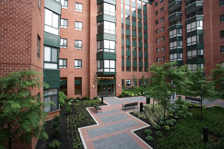 Building Exterior Courtyard - Symphony Center Apartments