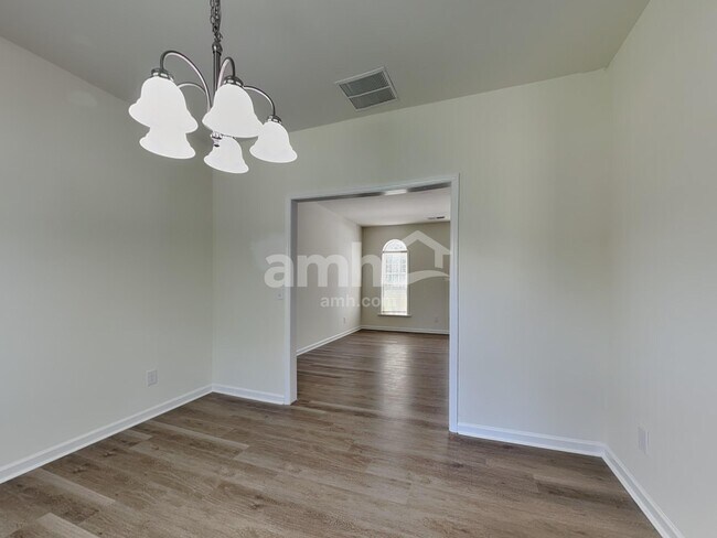 Building Photo - 105 Village Club Ln