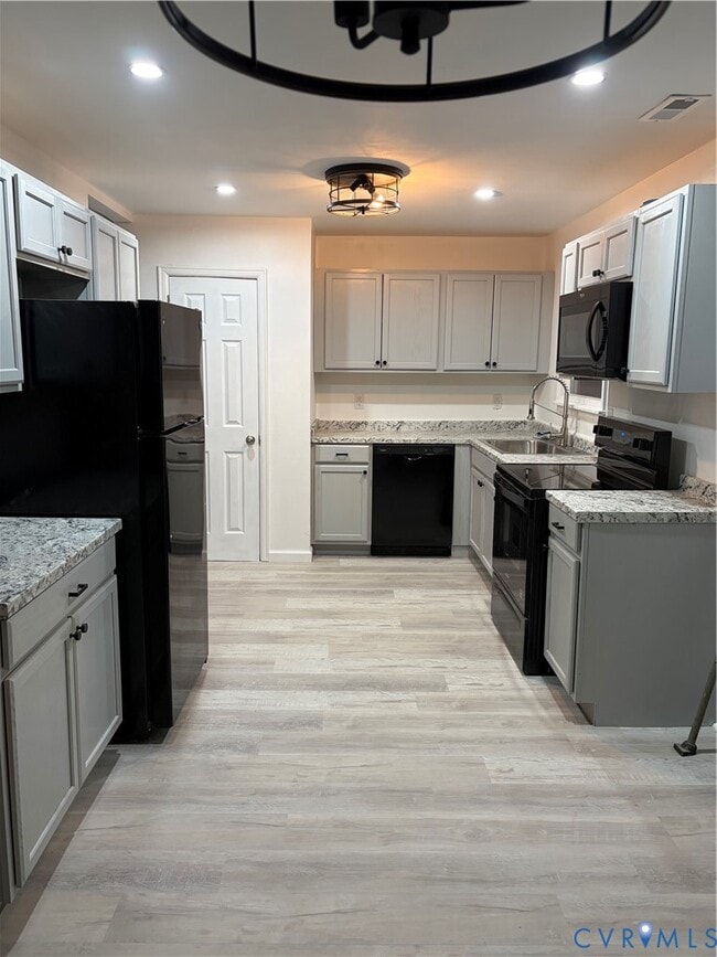 Building Photo - 221 W Kelly Ave