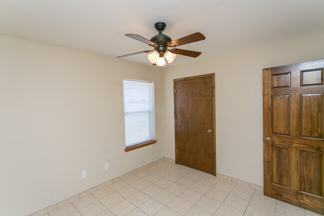 Building Photo - 16111 Rolling Meadows Dr
