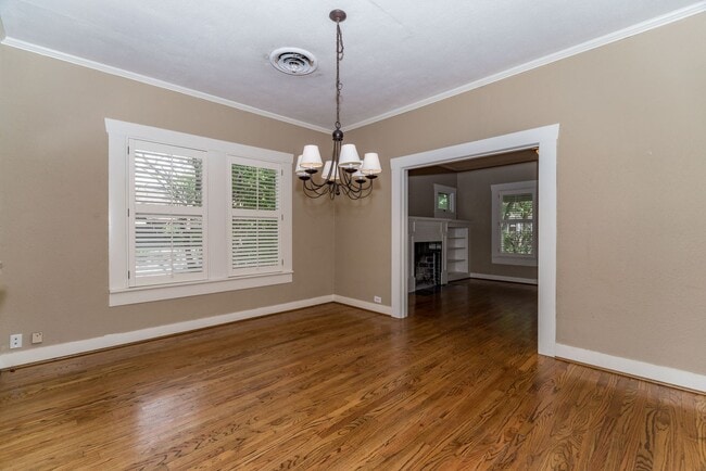 Building Photo - Alamo Heights Cottage