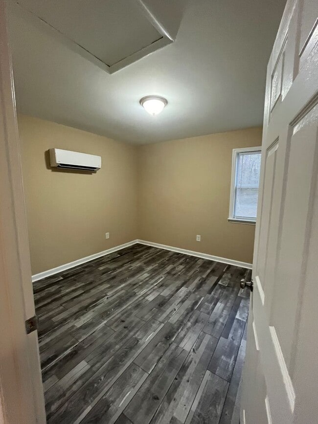 Building Photo - Charming 1BR/1BA Duplex Apartment – Prime Williamsburg Location