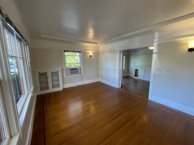 Building Photo - Charming one-bed, one-bath apartment in Midtown