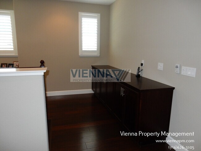 Building Photo - 5635 Saratoga Cir