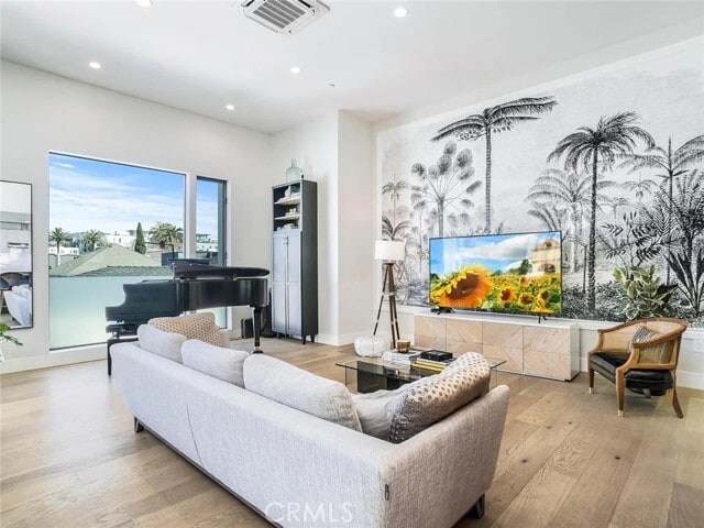 Building Photo - 811 N Detroit St