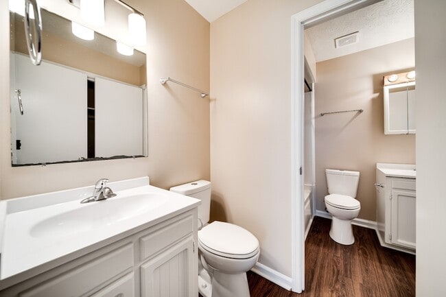 Building Photo - 1190 Meadowview Dr