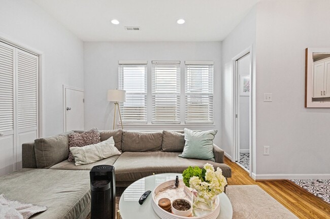 Building Photo - Amazing Anacostia Abode!