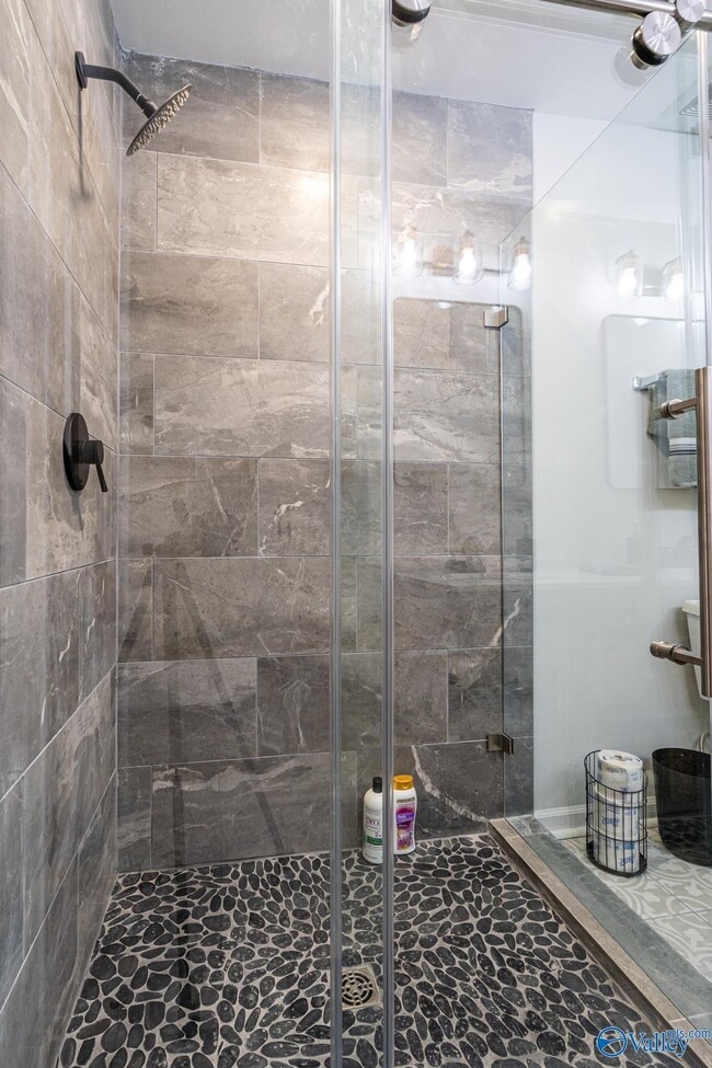 Building Photo - 702 Chambers Dr NE