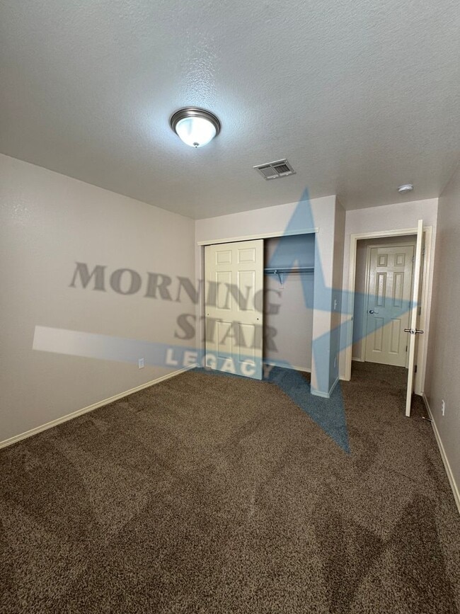 Building Photo - 4 Bed House with converted garage!