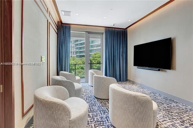 Building Photo - 2655 S Bayshore Dr