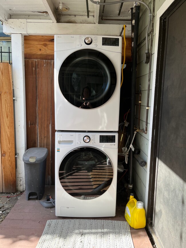 Shared Washer & Drier - 1469 13th St.