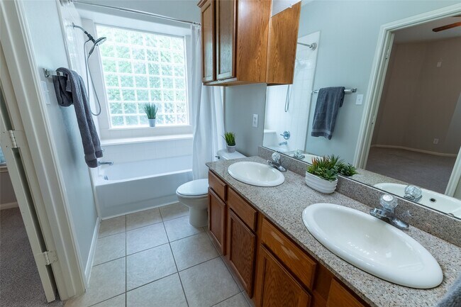 Building Photo - 6607 Lake Woodlands Dr