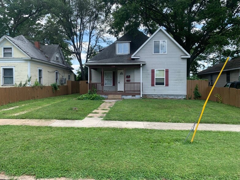 Primary Photo - 930 W Poplar St