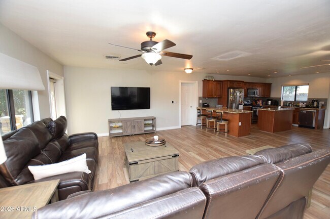 Building Photo - 946 E Denton Ln