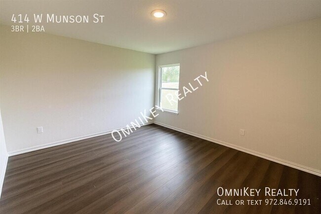 Building Photo - 414 W Munson St