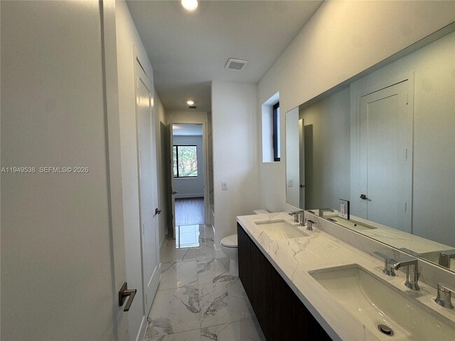 Building Photo - 19670 NE 14th Ct